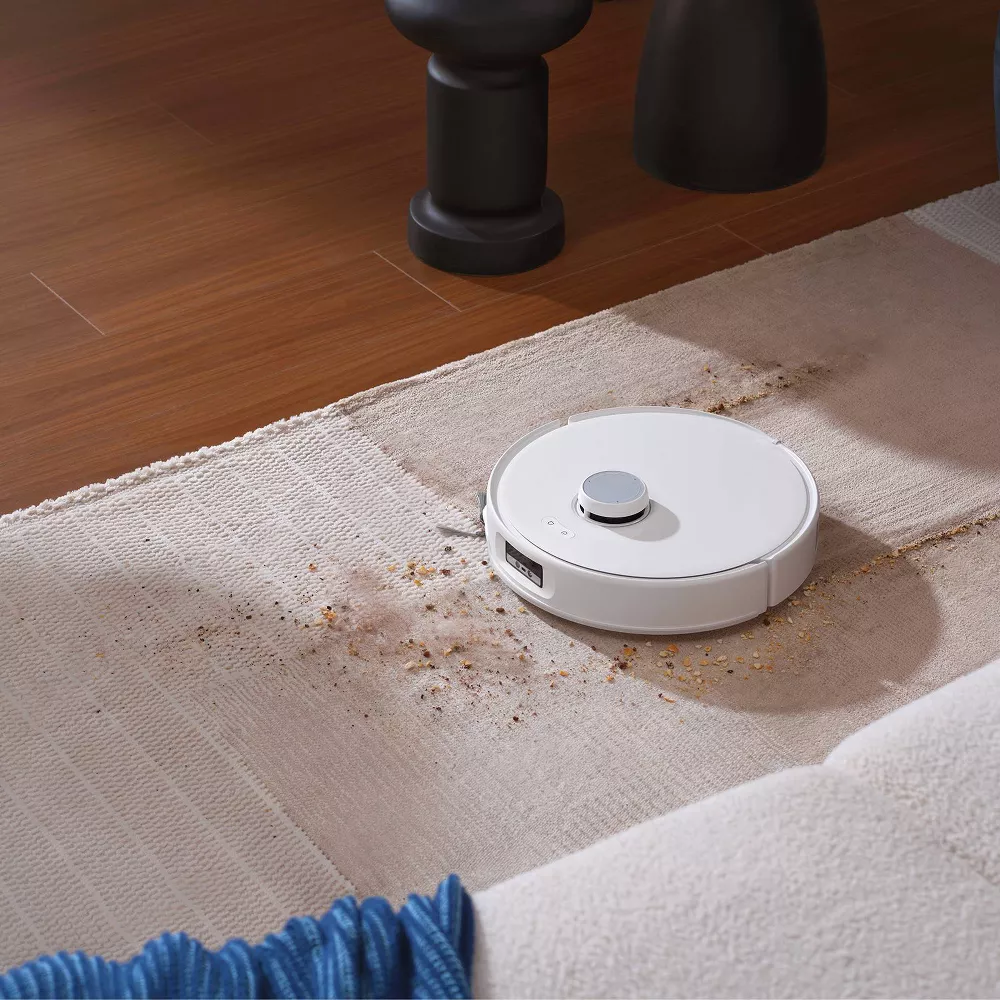Hair-Tangle Resistant Robot Vacuum With Adaptive Lifting Chassis and Hot-Water Multifunctional Dock