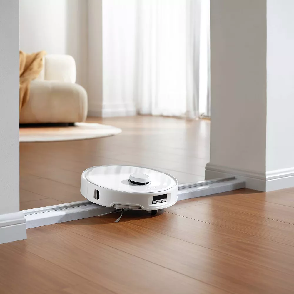 Hair-Tangle Resistant Robot Vacuum With Adaptive Lifting Chassis and Hot-Water Multifunctional Dock