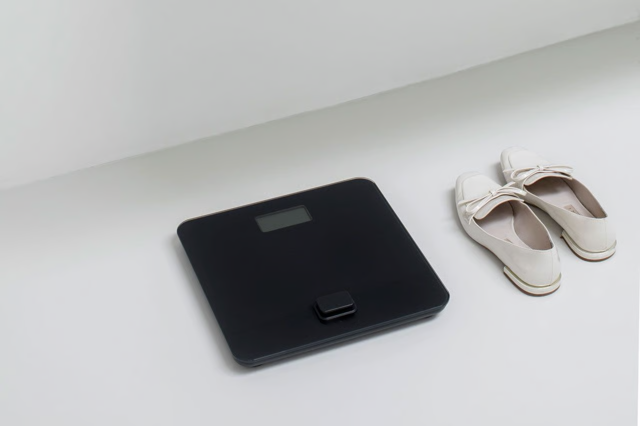 Battery-Free Self-Powering Smart Scale With High Precision Sensing and Recyclable Glass Panel